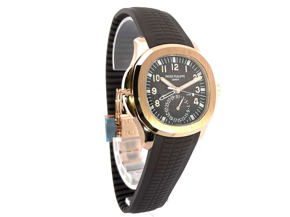 Patek Philippe Aquanaut Travel Time 5164R-001 Roségold Uhr mit schwarzem Kautschukarmband und schokobraunem Zifferblatt.