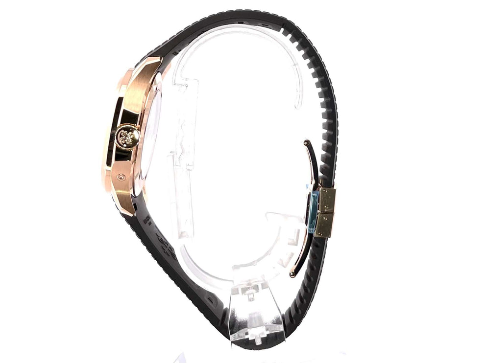 Patek Philippe Aquanaut Travel Time 5164R-001 Roségold, Seitenansicht mit braunem Kautschukband und Faltschließe