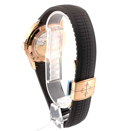 Patek Philippe Aquanaut Travel Time 5164R-001 Roségold Rückansicht mit braunem Kautschukband und Faltschließe