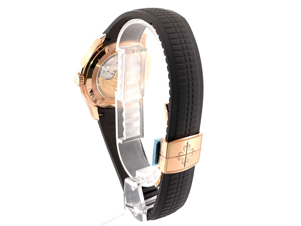 Patek Philippe Aquanaut Travel Time 5164R-001 Roségold Rückansicht mit braunem Kautschukband und Faltschließe