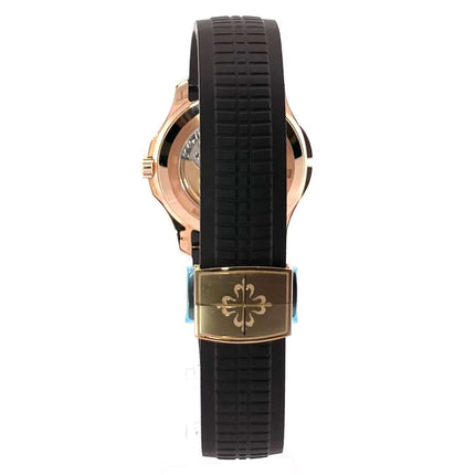 Rückansicht der Patek Philippe Aquanaut Travel Time 5164R-001 Roségold mit schwarzem Kautschukband und Faltschließe.
