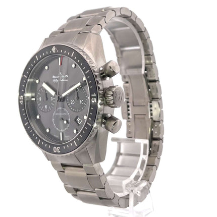 Blancpain Fifty Fathoms Bathyscaphe Chronograph Flyback 5200-1210-98S in Titan mit grauem Zifferblatt und Titanband, Seitenansicht