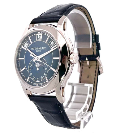 Patek Philippe Complications Annual Calendar Mondphase Ref. 5205G-013, 18 kt Weißgold, 40,5 mm Gehäuse, blaues Zifferblatt, schwarzes Lederarmband