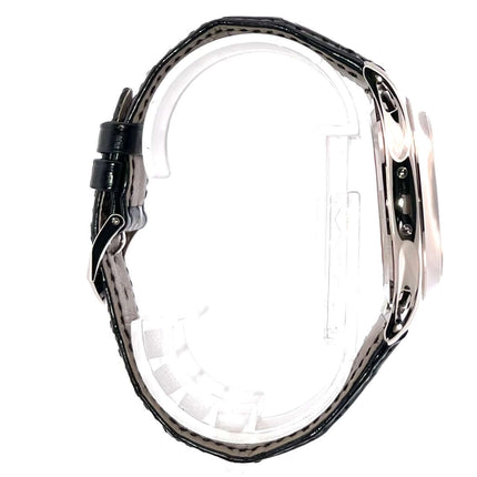 Seitenansicht der Patek Philippe Complications Annual Calendar Mondphase 5205G-013 mit schwarzem Lederband und Dornschließe.