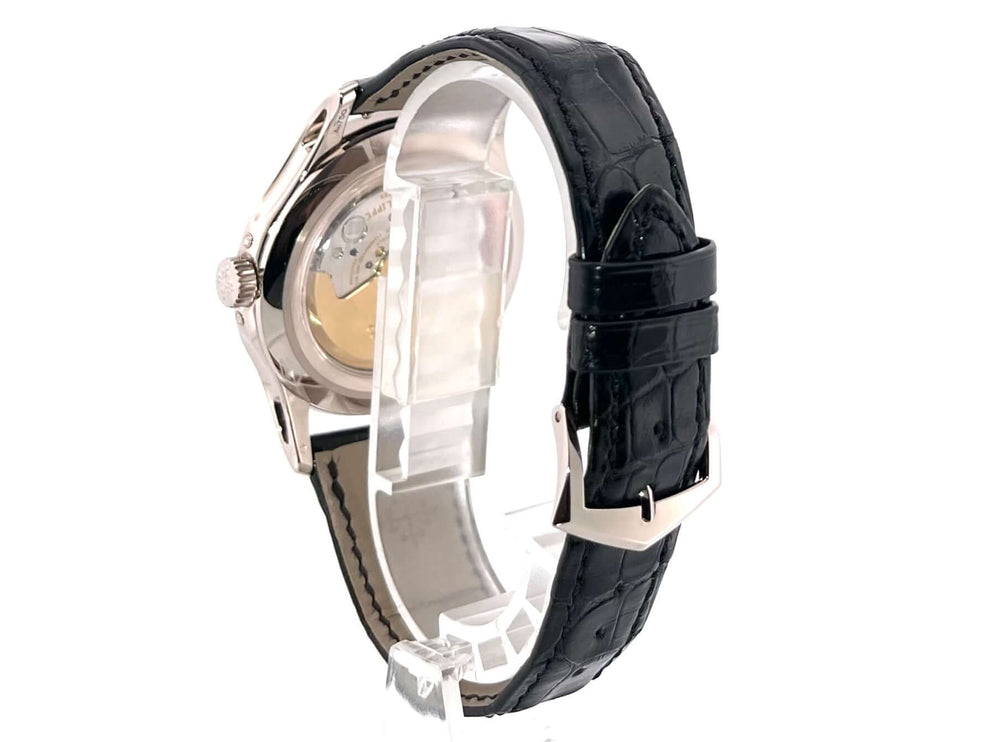 Rückansicht der Patek Philippe Complications Annual Calendar Mondphase 5205G-013 mit schwarzem Lederarmband und Dornschließe