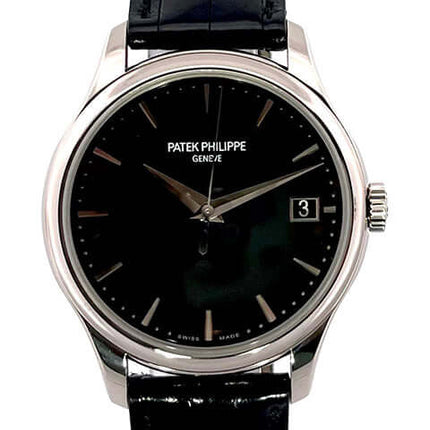 Patek Philippe Calatrava 5227G-010 in Weißgold mit schwarzem Alligatorlederarmband und schwarzem Zifferblatt.