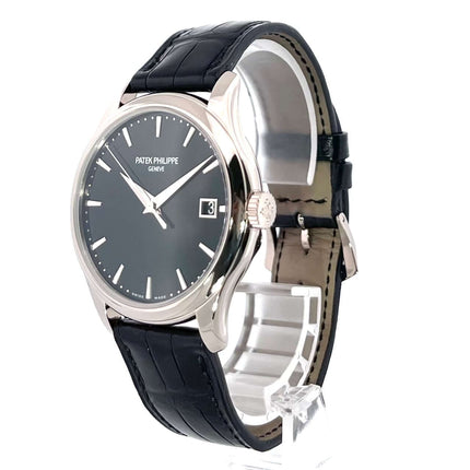Patek Philippe Calatrava 5227G-010 Weißgold, schwarzes Alligatorleder Armband, schwarz lackiertes Zifferblatt, eleganter Luxuszeitmesser.