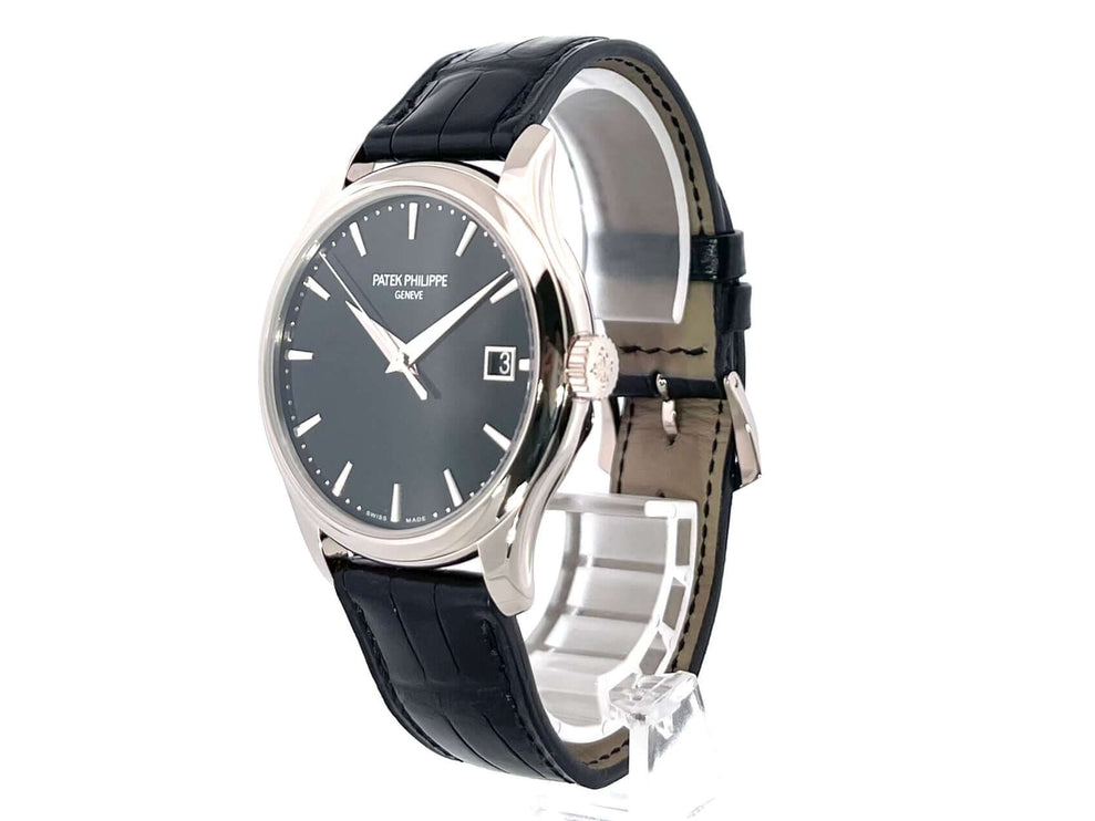 Patek Philippe Calatrava 5227G-010 Weißgold, schwarzes Alligatorleder Armband, schwarz lackiertes Zifferblatt, eleganter Luxuszeitmesser.