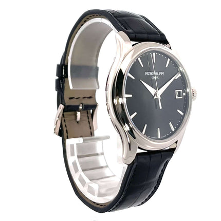 Patek Philippe Calatrava 5227G-010 Weißgold 39 mm, schwarzes Zifferblatt und Alligatorleder Armband, Hochglanzpoliertes Gehäuse.