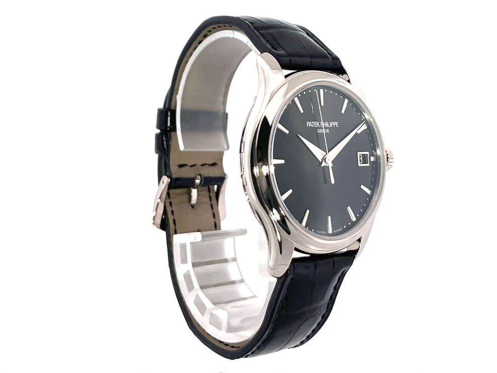 Patek Philippe Calatrava 5227G-010 Weißgold 39 mm, schwarzes Zifferblatt und Alligatorleder Armband, Hochglanzpoliertes Gehäuse.