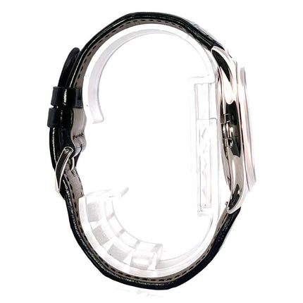 Seitenansicht der Patek Philippe Calatrava Weißgold 5227G-010 mit schwarzem Alligatorlederarmband und poliertem Weißgoldgehäuse.