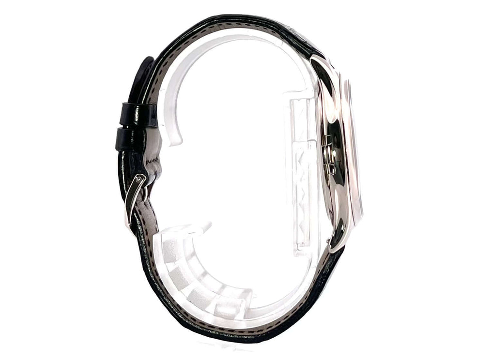 Seitenansicht der Patek Philippe Calatrava Weißgold 5227G-010 mit schwarzem Alligatorlederarmband und poliertem Weißgoldgehäuse.