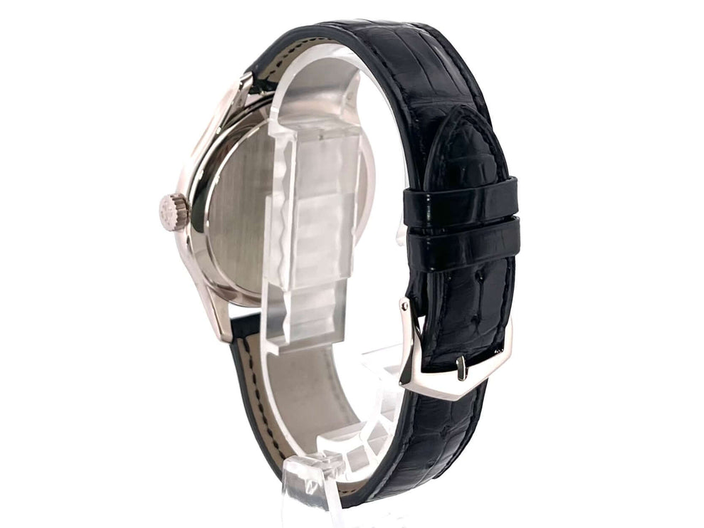 Patek Philippe Calatrava 5227G-010 18 kt Weißgold Uhr mit schwarzem Alligatorleder Armband und Dornschließe, Seitenansicht.