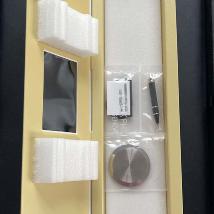 Geöffnete Uhrenschachtel mit Zubehör für Patek Philippe Grandes Complications 5320G-011