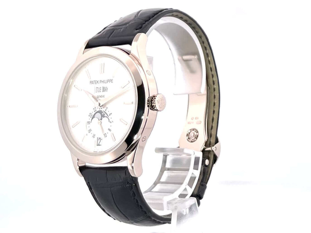 Patek Philippe Complications Annual Calendar Mondphase 5396G-011, 18 kt Weißgold, silberfarbenes Zifferblatt, schwarzes Lederband, 38,5 mm Gehäuse.