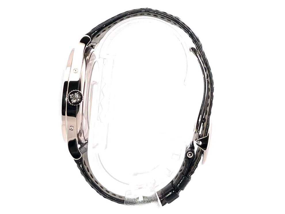 Seitenansicht der Patek Philippe Complications Annual Calendar Mondphase 5396G-011 mit schwarzem Lederband und poliertem Weißgoldgehäuse.