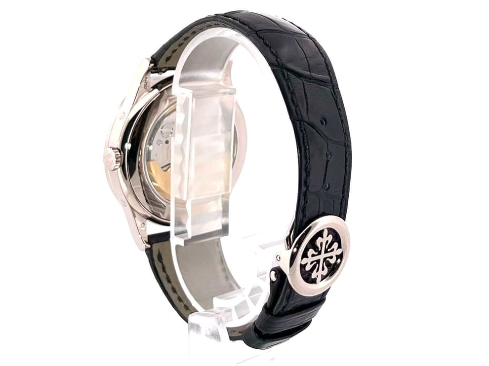 Patek Philippe Complications Jahreskalender Mondphase 5396G-011 Rückansicht, schwarzes Lederarmband und Weißgoldgehäuse