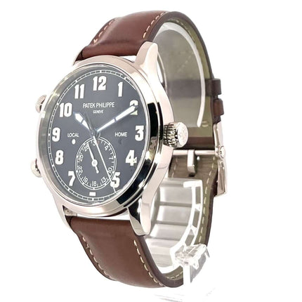 Patek Philippe Calatrava Pilot Travel Time Weißgold 5524G-001 mit braunem Lederarmband und blauem Zifferblatt