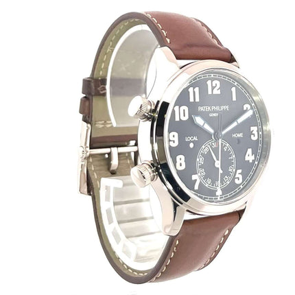 Patek Philippe Calatrava Pilot Travel Time Weißgold 5524G-001, braunes Lederarmband, blaues Zifferblatt mit arabischen Ziffern.