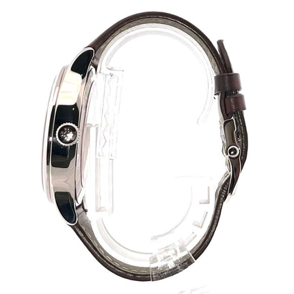 Seiteansicht der Patek Philippe Calatrava Pilot Travel Time Weißgold 5524G-001 mit braunem Lederarmband und 18 kt Weißgolddornschließe.