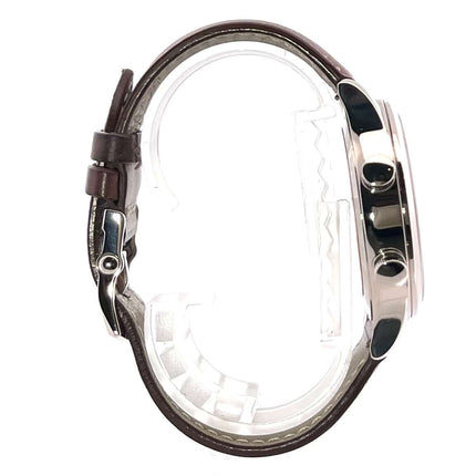 Patek Philippe Calatrava Pilot Travel Time 5524G-001 Seitenansicht mit braunem Lederarmband und poliertem 18 kt Weißgoldgehäuse