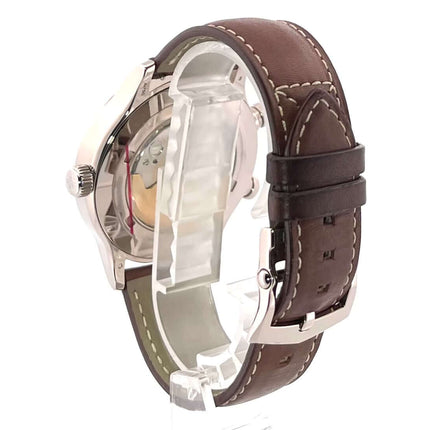 Rückansicht der Patek Philippe Calatrava Pilot Travel Time Weißgold 5524G-001 aus 2017 mit braunem Lederarmband und transparentem Gehäuserücken