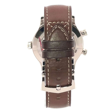 Rückansicht der Patek Philippe Calatrava Pilot Travel Time Weißgold 5524G-001 mit braunem Lederarmband und polierter Schließe