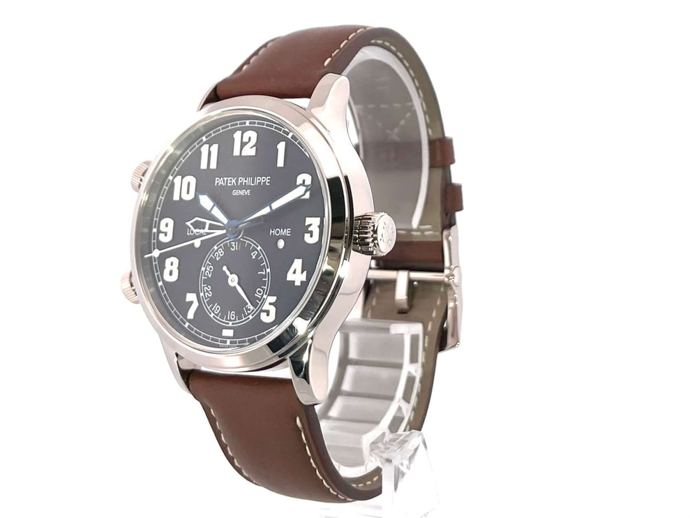 Patek Philippe Calatrava Pilot Travel Time Weißgold 5524G-001 Armbanduhr mit braunem Lederarmband, blauem Zifferblatt und poliertem Weißgoldgehäuse