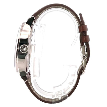 Patek Philippe Calatrava Pilot Travel Time Weißgold 5524G-001 Seitenansicht mit braunem Lederarmband und 18 kt Weißgold Gehäuse