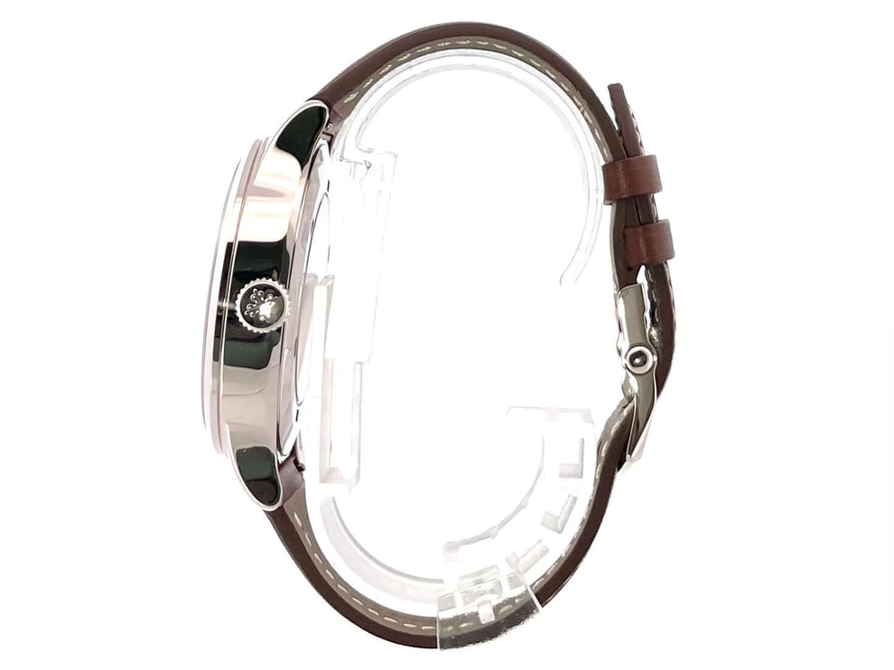 Patek Philippe Calatrava Pilot Travel Time Weißgold 5524G-001 Seitenansicht mit braunem Lederarmband und 18 kt Weißgold Gehäuse