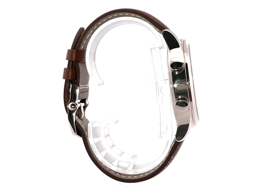 Patek Philippe Calatrava Pilot Travel Time Weißgold 5524G-001, seitliche Ansicht, braunes Lederarmband und poliertes Weißgoldgehäuse