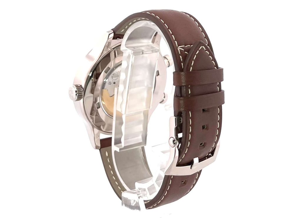 Rückseite der Patek Philippe Calatrava Pilot Travel Time 5524G-001 aus Weißgold mit braunem Lederarmband