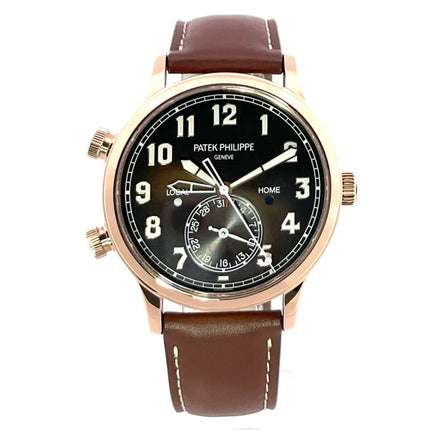 Patek Philippe Calatrava Pilot Travel Time 5524R-001 Uhr mit Gehäuse aus 18 kt Roségold und braunem Lederarmband.