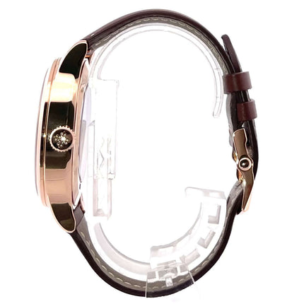 Patek Philippe Calatrava Pilot Travel Time 5524R-001 mit 18 kt poliertem Roségoldgehäuse und braunem Lederarmband. Seitenansicht.