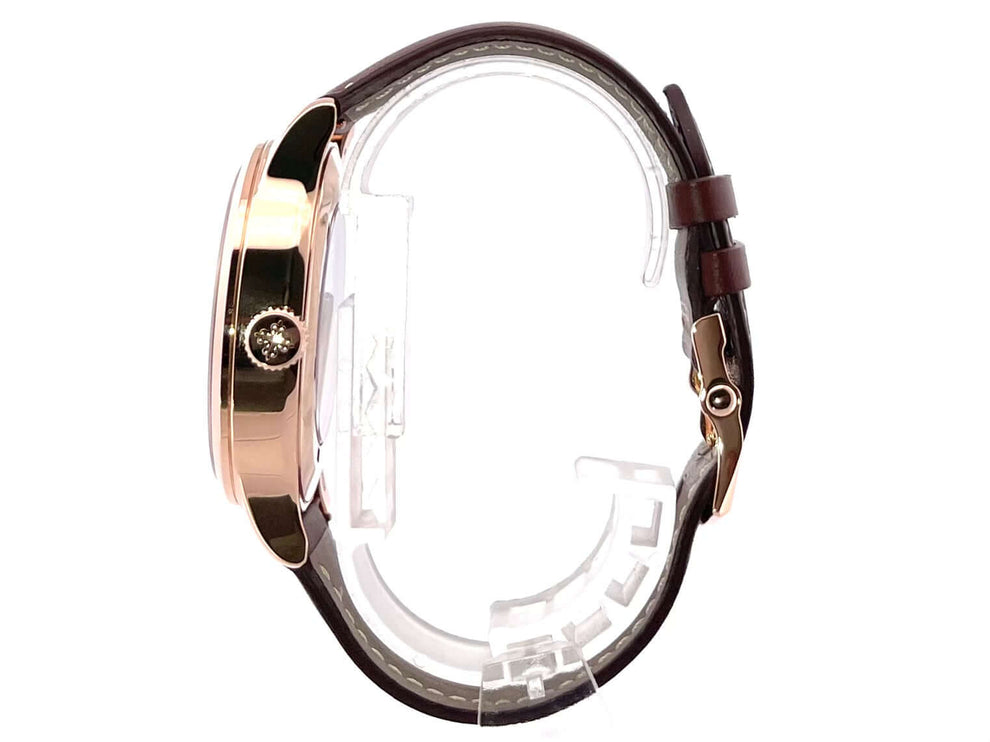 Patek Philippe Calatrava Pilot Travel Time 5524R-001 mit 18 kt poliertem Roségoldgehäuse und braunem Lederarmband. Seitenansicht.