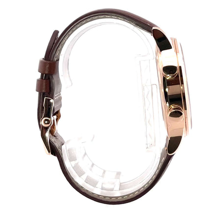 Seite des Patek Philippe Calatrava Pilot Travel Time 5524R-001 aus 18 kt Roségold mit braunem Lederarmband.