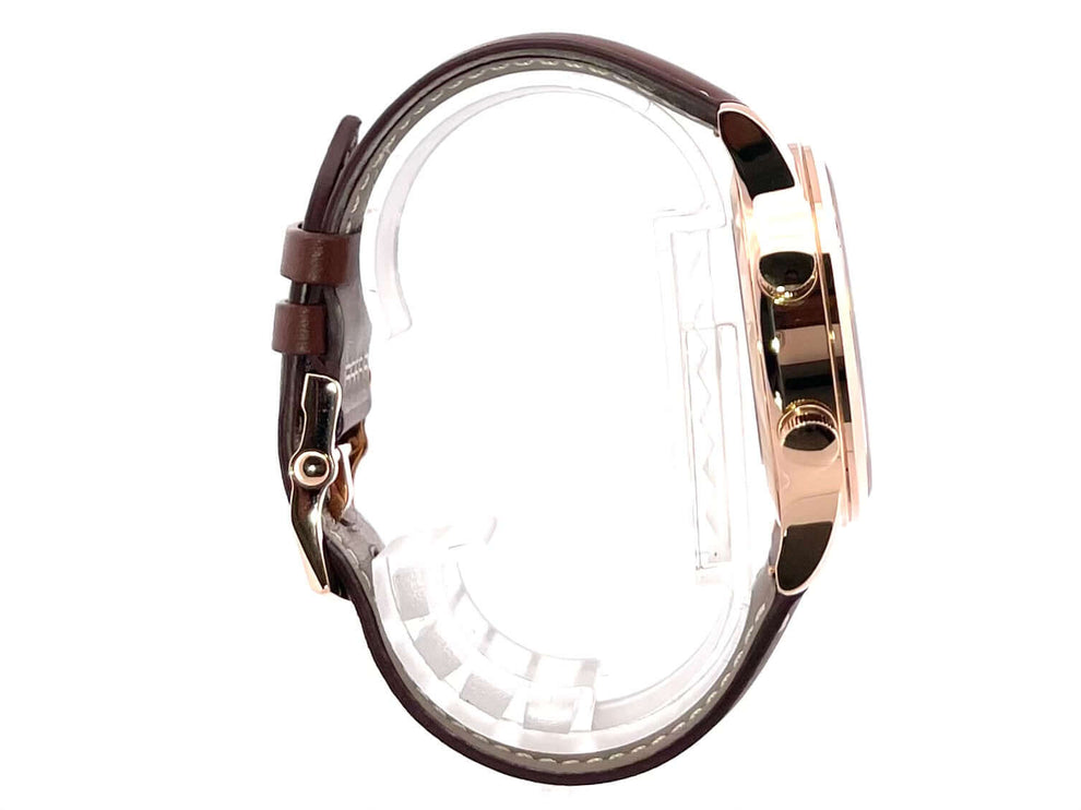 Seite des Patek Philippe Calatrava Pilot Travel Time 5524R-001 aus 18 kt Roségold mit braunem Lederarmband.