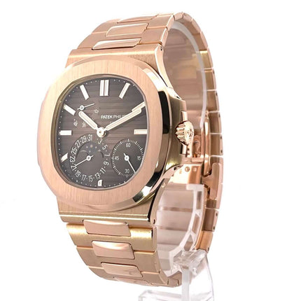 Patek Philippe Nautilus 5712/1R-001 in Roségold mit poliertem 18 kt Gehäuse und Armband, braunes Zifferblatt, Automatikaufzug.