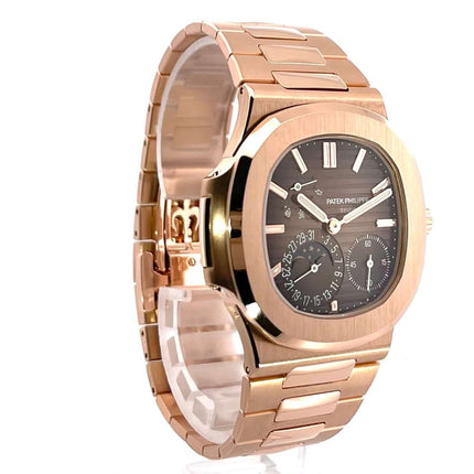 Luxuriöse Patek Philippe Nautilus Roségold 5712/1R-001 Herrenuhr mit poliertem 18 kt Roségoldgehäuse und braunem Zifferblatt.