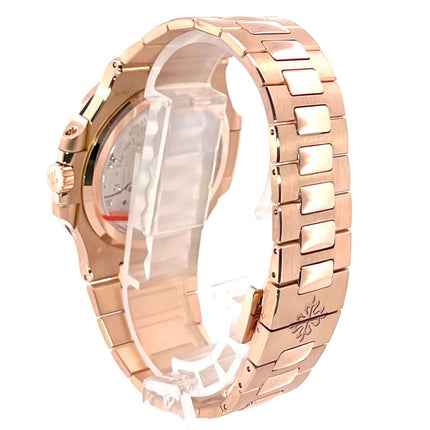 Rückansicht der Patek Philippe Nautilus Roségold 5712/1R-001 mit 18 kt Roségold Armband und polierter Faltschließe.