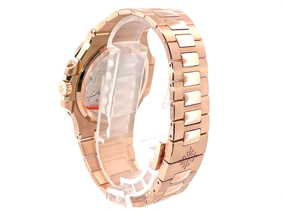 Rückansicht der Patek Philippe Nautilus Roségold 5712/1R-001 mit 18 kt Roségold Armband und polierter Faltschließe.