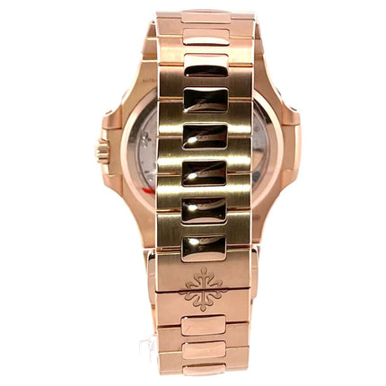 Rückansicht der Patek Philippe Nautilus Roségold 5712/1R-001 mit 18 kt Roségoldpoliertem Armband und Faltschließe
