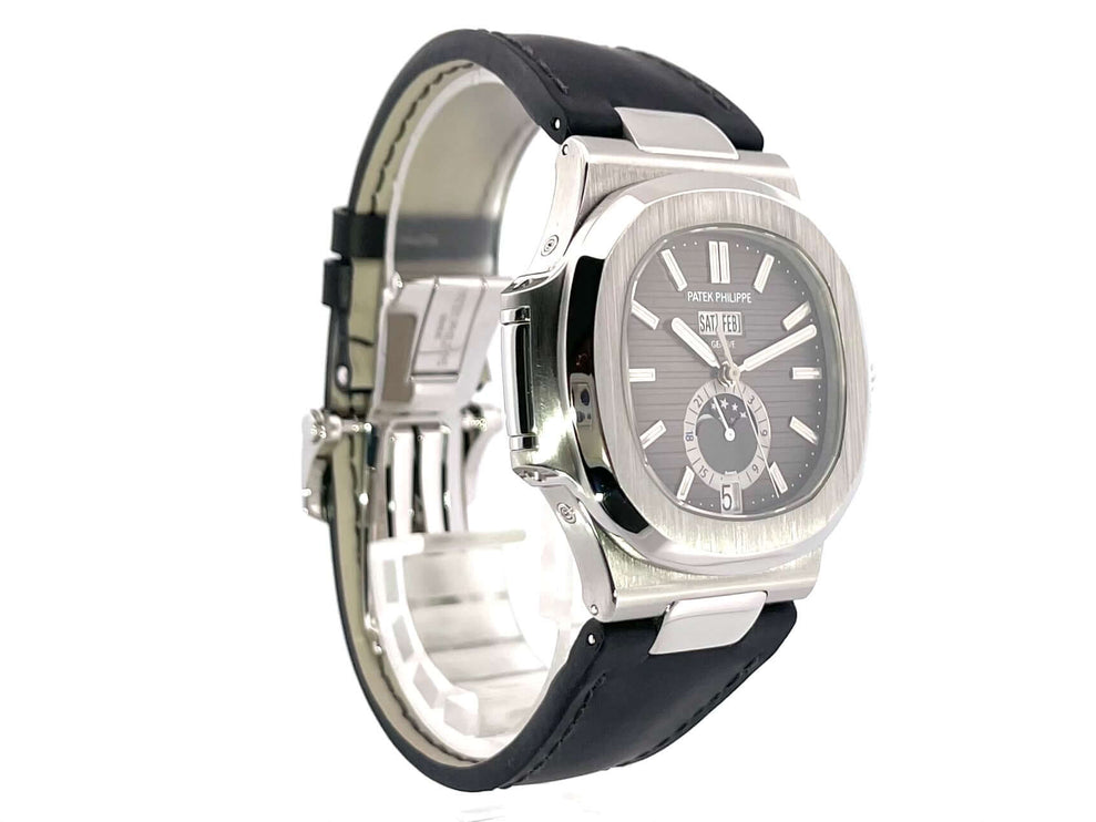 Patek Philippe Nautilus 5726A-001 Jahreskalender Mondphase aus Edelstahl mit schwarzem Zifferblatt und Lederband.