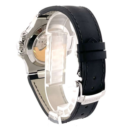 Rückansicht der Patek Philippe Nautilus 5726A-001 mit schwarzem Lederband und Edelstahlgehäuse, Automatikaufzug sichtbar.