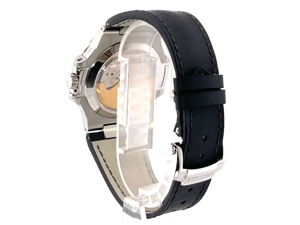 Rückansicht der Patek Philippe Nautilus 5726A-001 mit schwarzem Lederband und Edelstahlgehäuse, Automatikaufzug sichtbar.