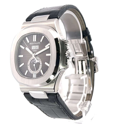 Patek Philippe Nautilus Annual Calendar Mondphase 5726A-001 mit schwarzem Lederband und poliertem Edelstahlgehäuse.
