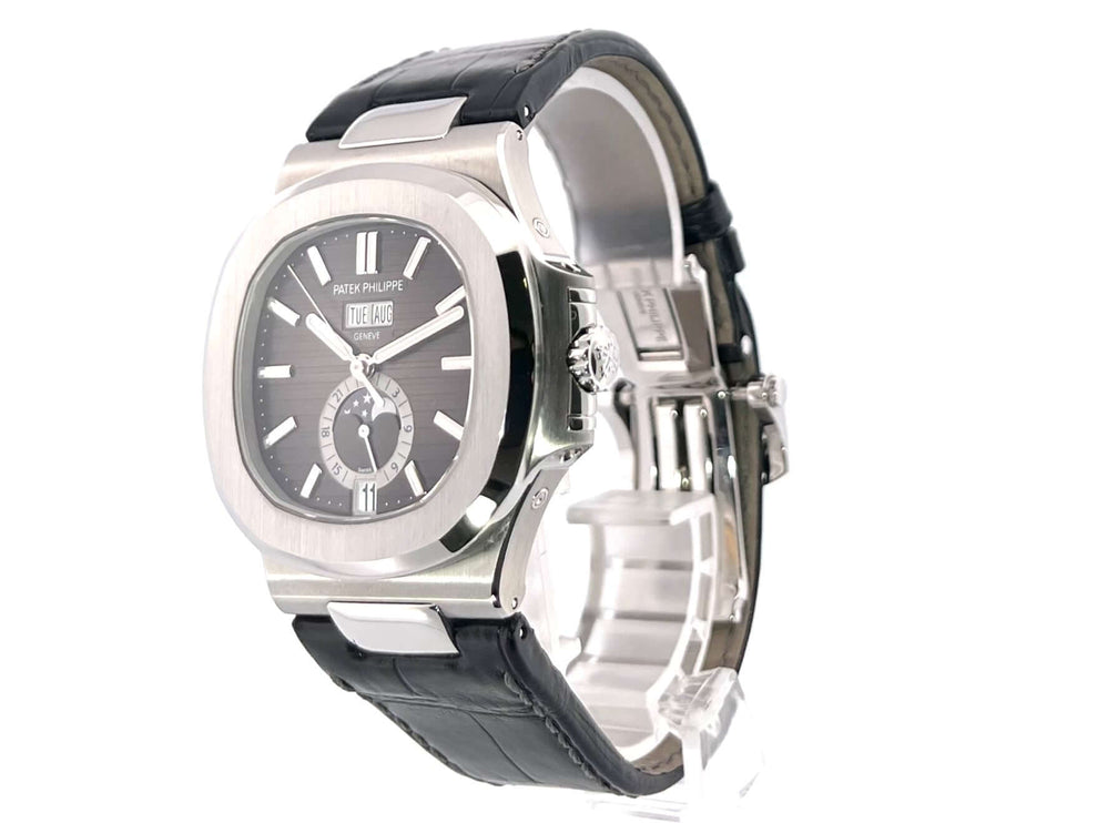 Patek Philippe Nautilus Annual Calendar Mondphase 5726A-001 mit schwarzem Lederband und poliertem Edelstahlgehäuse.
