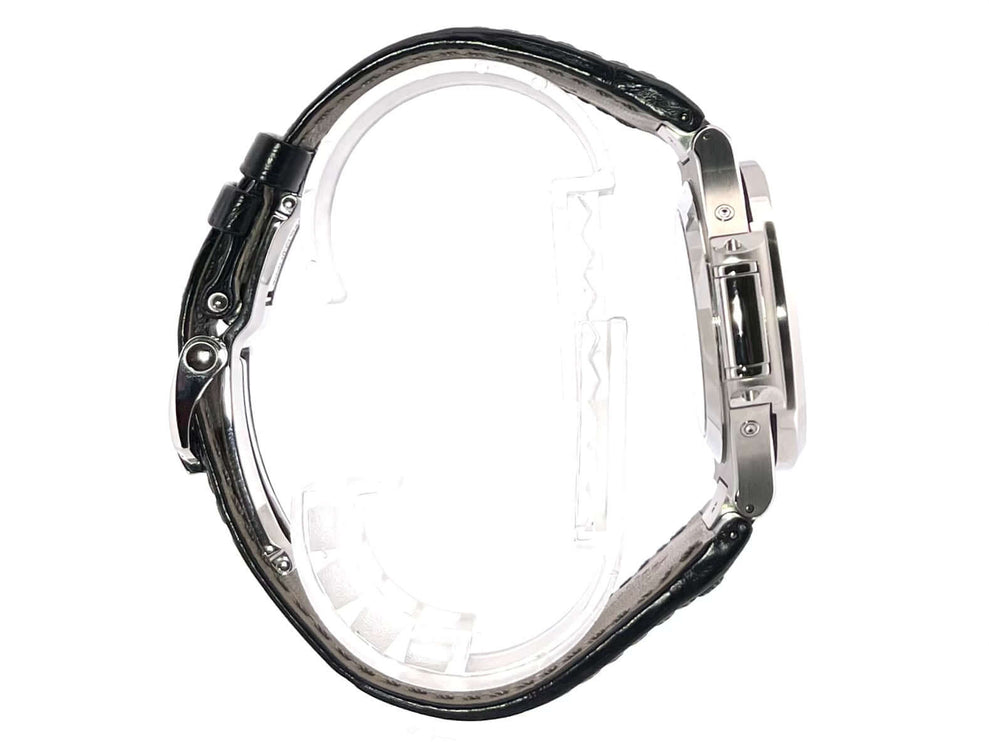 Seitenansicht von Patek Philippe Nautilus Annual Calendar Mondphase 5726A-001 mit schwarz poliertem Edelstahlgehäuse und Lederband.