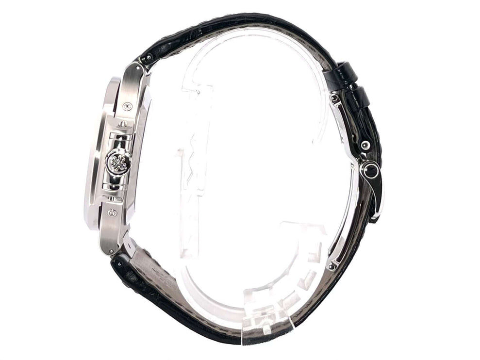 Profilansicht der Patek Philippe Nautilus Annual Calendar Mondphase 5726A-001 mit schwarzem Lederarmband.