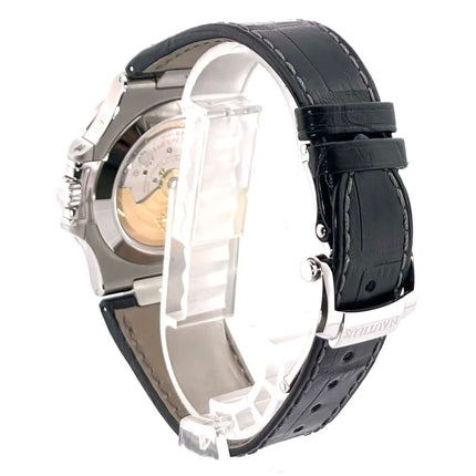 Rückseite der Patek Philippe Nautilus Annual Calendar Mondphase 5726A-001 mit schwarzem Lederarmband und sichtbarem Uhrwerk